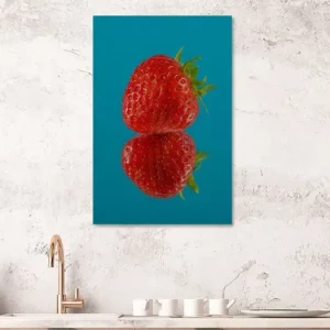 Aardbei met turquoise / petrol achtergrond van Marjolijn van den Berg - NL1463208M13S50x75 Paiement Sécurisé